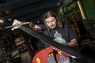 Geralt z Rivie pil lektvary z našich flakonů a naše meče ničí ty čínské jako na běžícím pásu, říká majitel Drakkarie